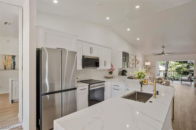 821 Gulf Pavilion DR 206, Naples, FL 34108