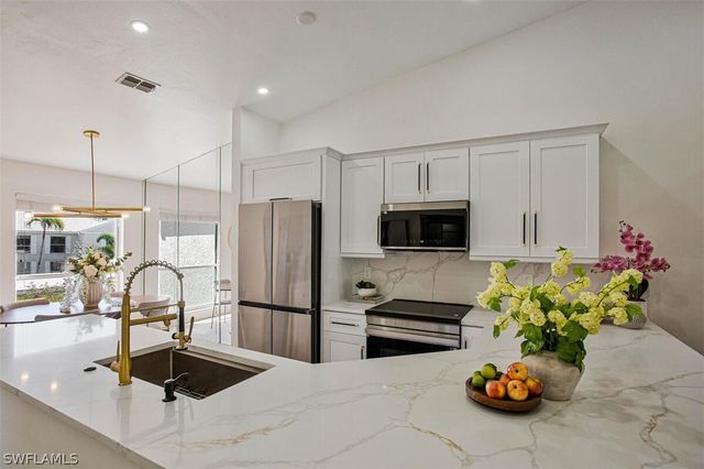 821 Gulf Pavilion DR 206, Naples, FL 34108