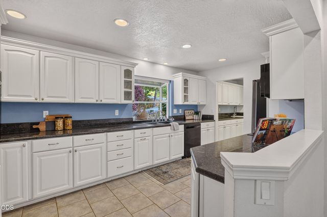 1740 Southgate Way, Grants Pass, OR 97527