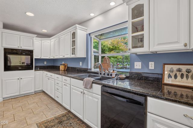1740 Southgate Way, Grants Pass, OR 97527
