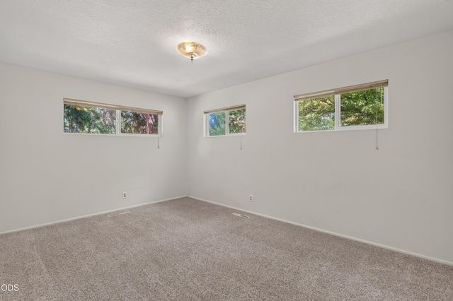 1740 Southgate Way, Grants Pass, OR 97527
