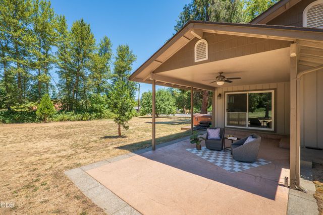 1740 Southgate Way, Grants Pass, OR 97527