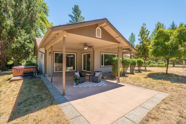 1740 Southgate Way, Grants Pass, OR 97527