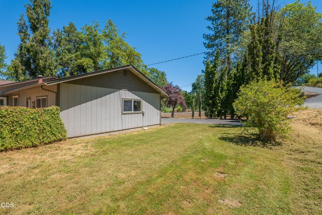 1740 Southgate Way, Grants Pass, OR 97527
