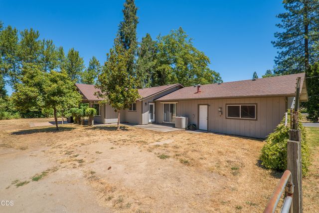 1740 Southgate Way, Grants Pass, OR 97527