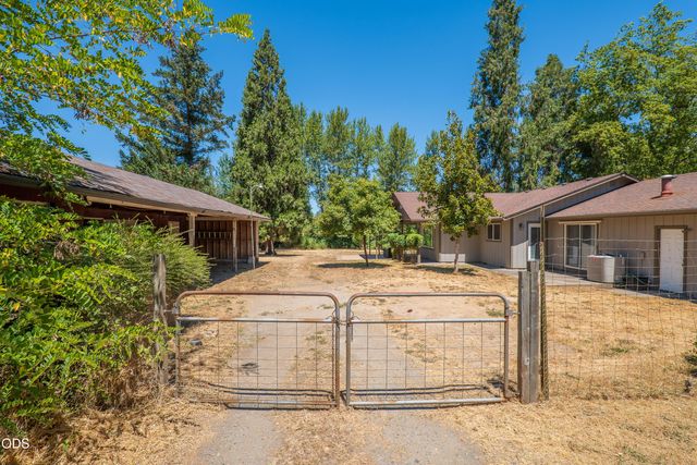 1740 Southgate Way, Grants Pass, OR 97527