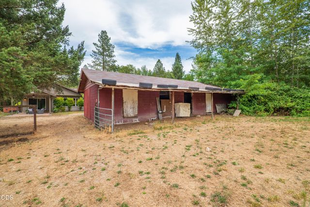 1740 Southgate Way, Grants Pass, OR 97527