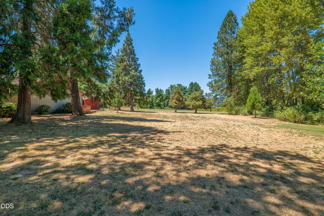 1740 Southgate Way, Grants Pass, OR 97527