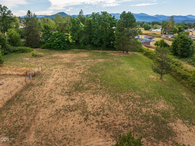 1740 Southgate Way, Grants Pass, OR 97527
