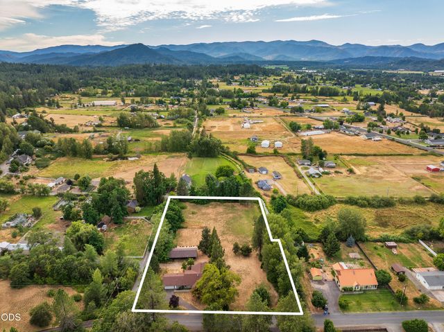 1740 Southgate Way, Grants Pass, OR 97527