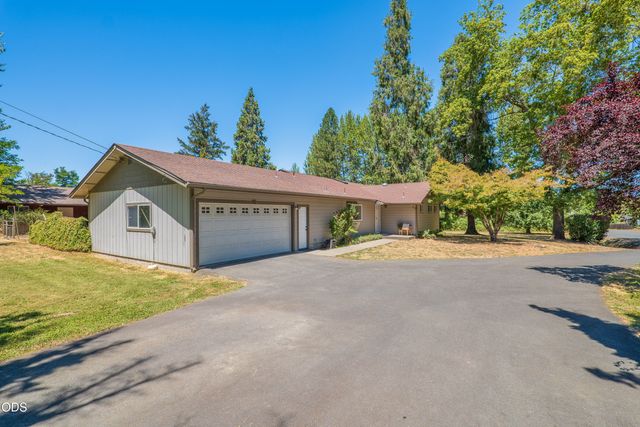 1740 Southgate Way, Grants Pass, OR 97527