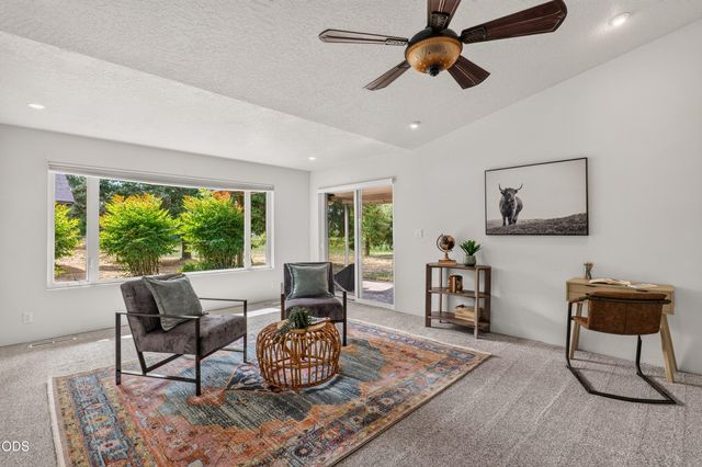 1740 Southgate Way, Grants Pass, OR 97527