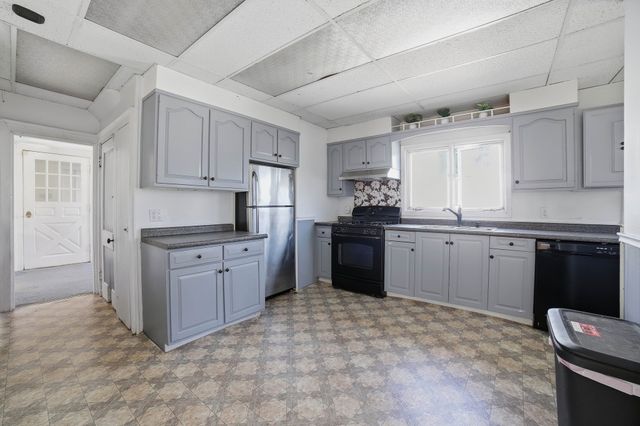 36 Putnam Ave, Lowell, MA 01851