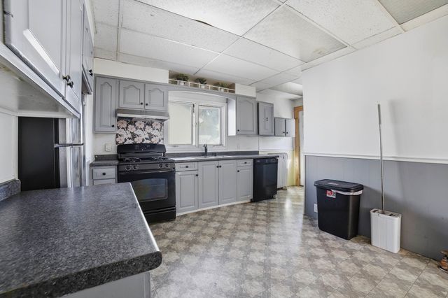 36 Putnam Ave, Lowell, MA 01851