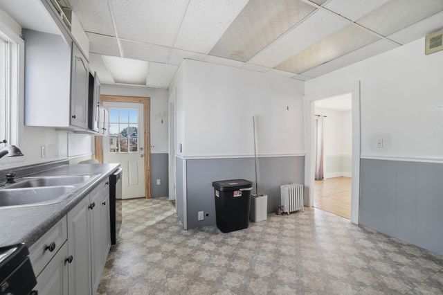 36 Putnam Ave, Lowell, MA 01851