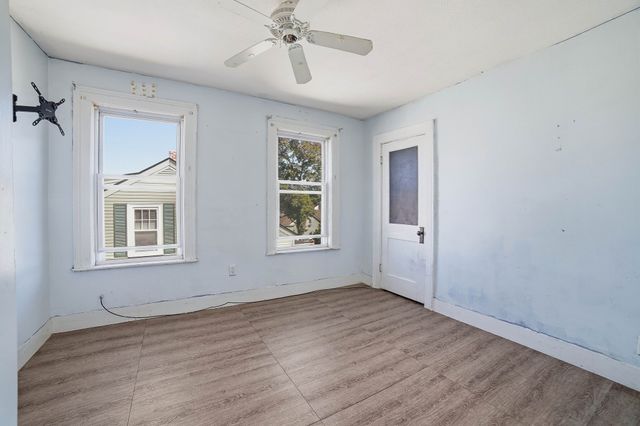 36 Putnam Ave, Lowell, MA 01851