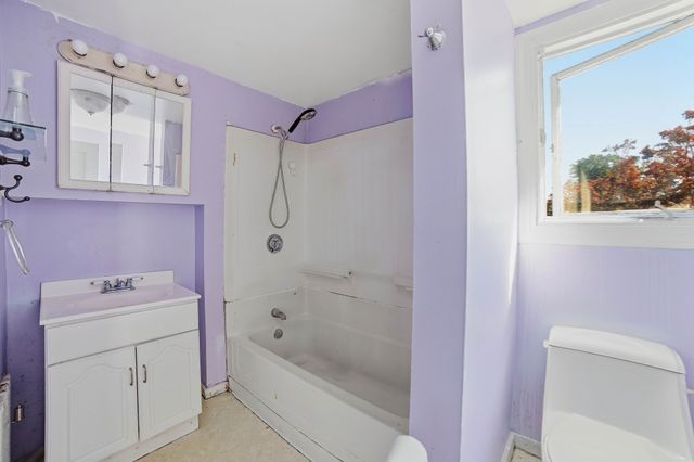 36 Putnam Ave, Lowell, MA 01851