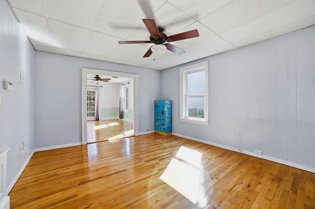 36 Putnam Ave, Lowell, MA 01851