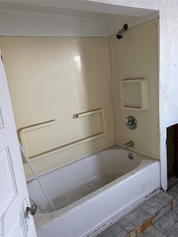 82 W Grand, Highland Park, MI 48203