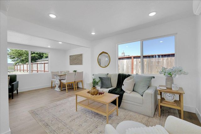 4859 Arboga Rd, Olivehurst, CA 95961