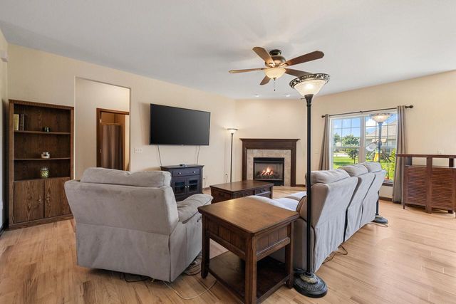 3836 Creekside DRIVE, Waukesha, WI 53189