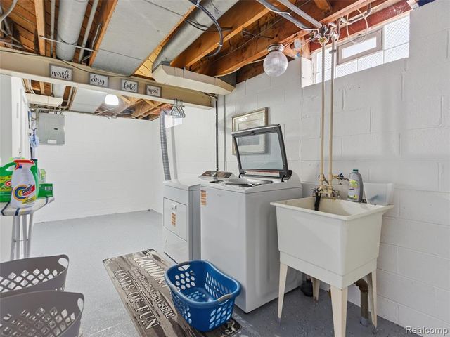 8878 Merriman Road, Livonia, MI 48150