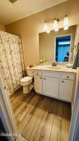 213 Hampton Pl Boulevard 213, North Greenbush, NY 12180