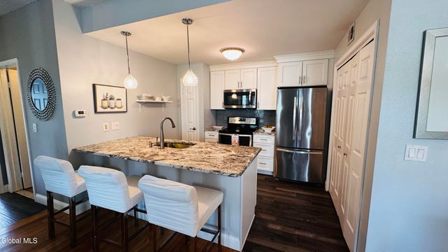 213 Hampton Pl Boulevard 213, North Greenbush, NY 12180
