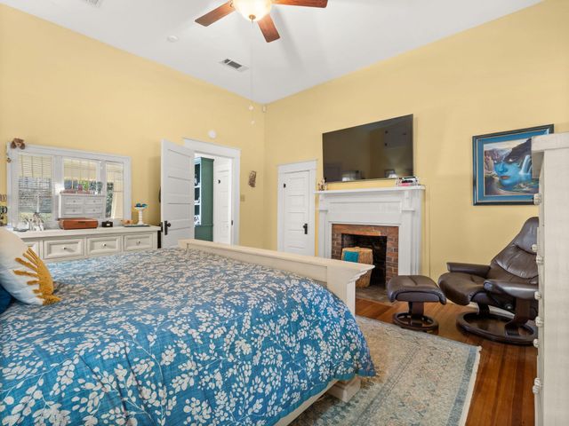 103 S 7th St, Leesville, LA 71446