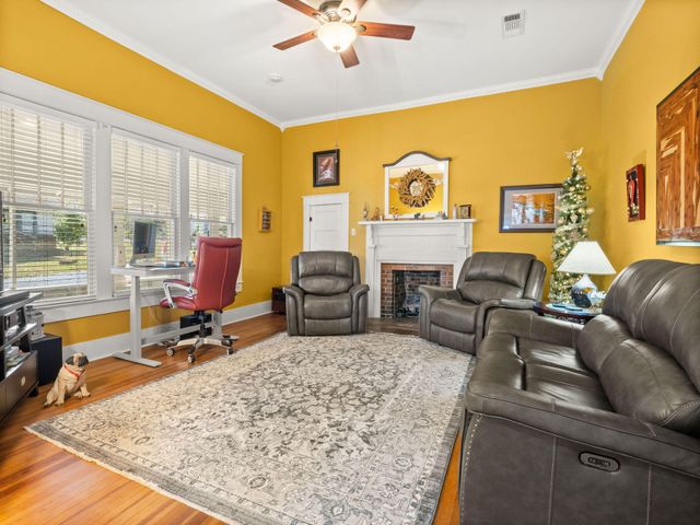 103 S 7th St, Leesville, LA 71446