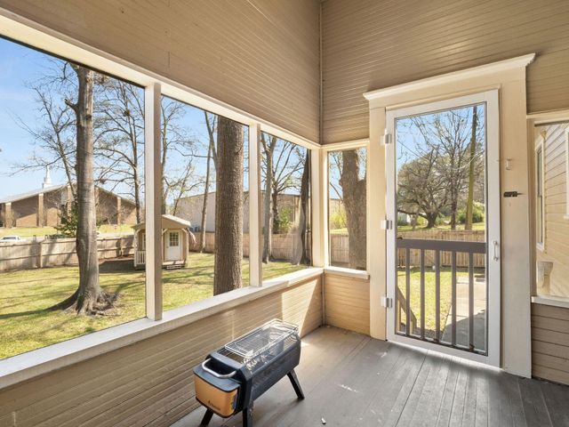 103 S 7th St, Leesville, LA 71446