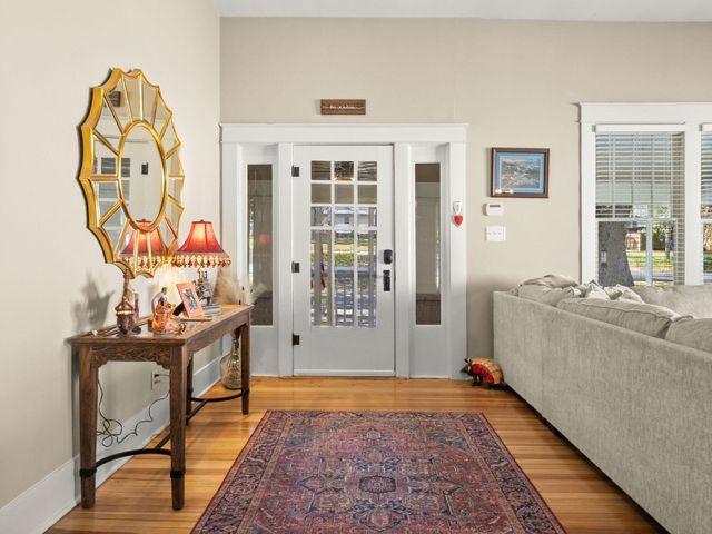 103 S 7th St, Leesville, LA 71446