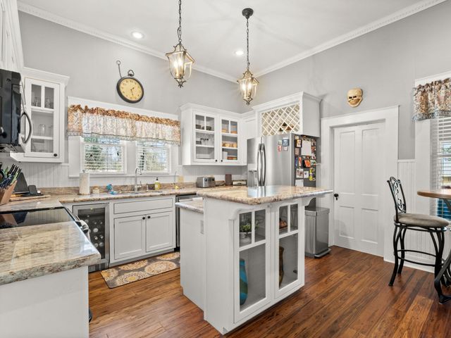 103 S 7th St, Leesville, LA 71446