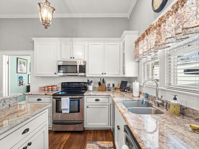 103 S 7th St, Leesville, LA 71446