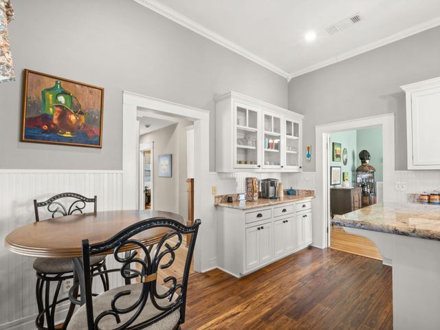 103 S 7th St, Leesville, LA 71446