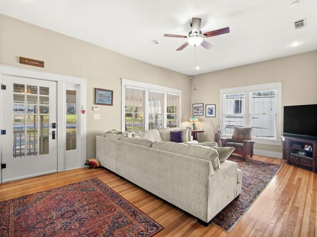 103 S 7th St, Leesville, LA 71446