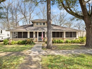 103 S 7th St, Leesville, LA 71446