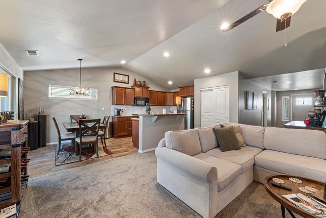 2033 Milton Lane, Medford, OR 97501