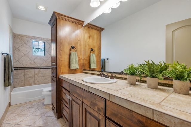 402 Zephyr ST, Lakeway, TX 78734