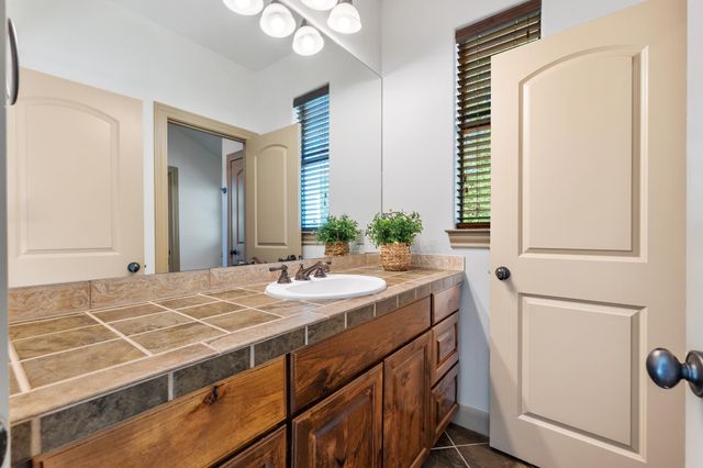 402 Zephyr ST, Lakeway, TX 78734