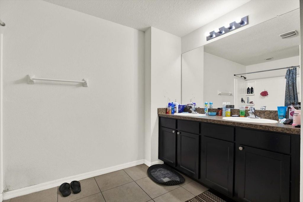 Image 19 of property listing at 10219 HAWK STORM AVENUE, Tampa, FL 33610