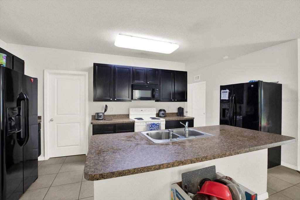 Image 6 of property listing at 10219 HAWK STORM AVENUE, Tampa, FL 33610