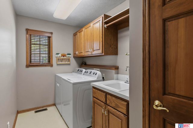 5940 Cross Creek Road, Lincoln, NE 68516