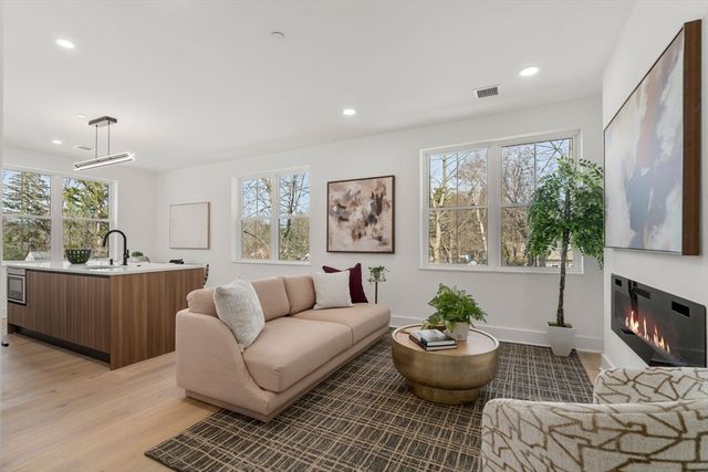 16 Stearns 302, Wellesley, MA 02482
