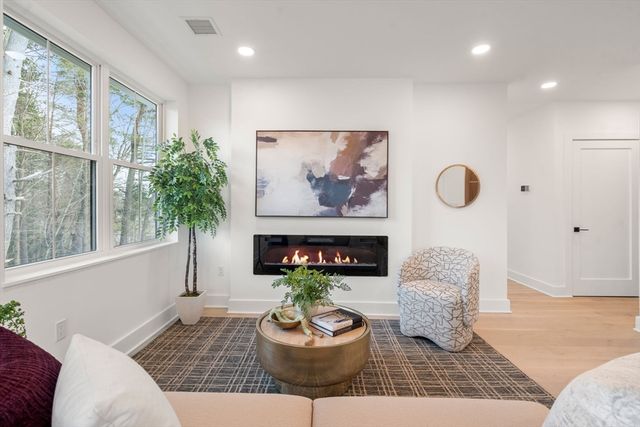 16 Stearns 302, Wellesley, MA 02482