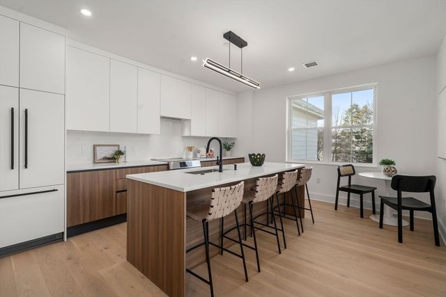 16 Stearns 302, Wellesley, MA 02482