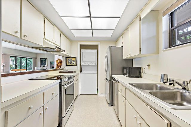 11863 Wimbledon Circle 426, Wellington, FL 33414