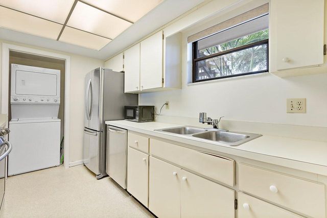 11863 Wimbledon Circle 426, Wellington, FL 33414