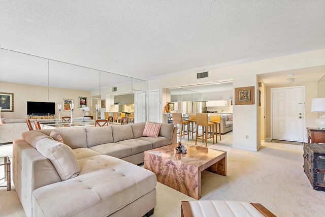 11863 Wimbledon Circle 426, Wellington, FL 33414