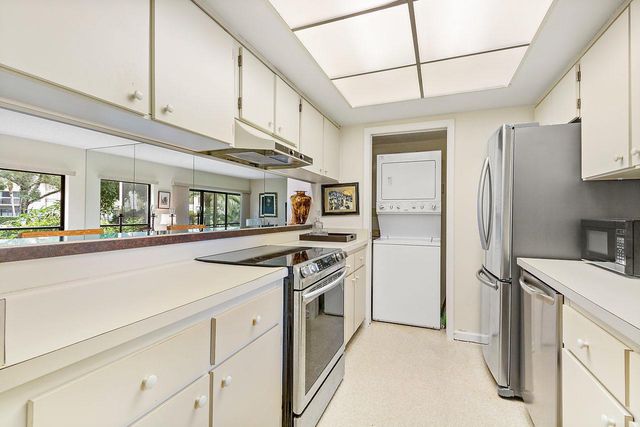 11863 Wimbledon Circle 426, Wellington, FL 33414